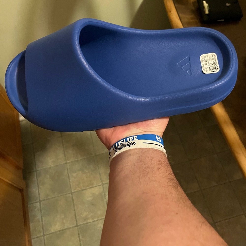 Yeezy Slides Size 11DS Rare Color-way ID4133 is the style code AZURE Blue 🚢💨 - Picture 8 of 10